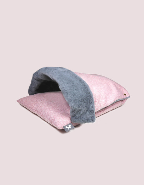 Load image into Gallery viewer, United Pets - CANGAROO - Cuccia cuscino con coperta removibile rosa/grigio  Image
